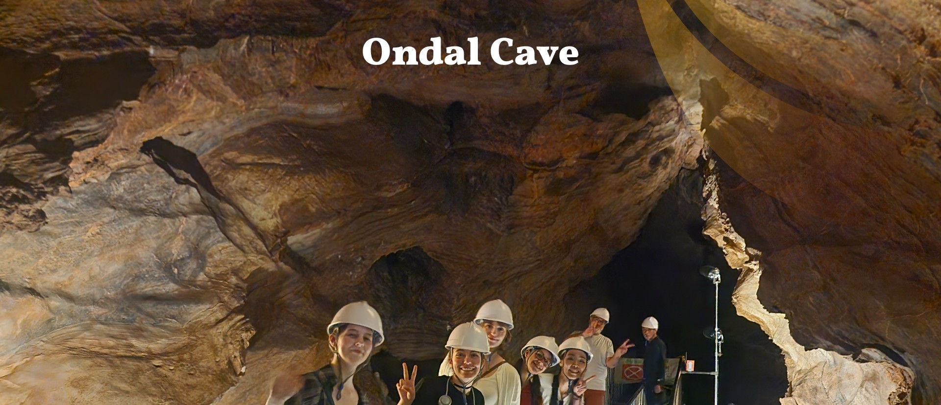 走進迷人的溫達爾洞穴 (Ondal Cave)，神秘的岩石構造和清涼的空氣，讓您彷彿置身於一場地下探險。🕵️‍♀️