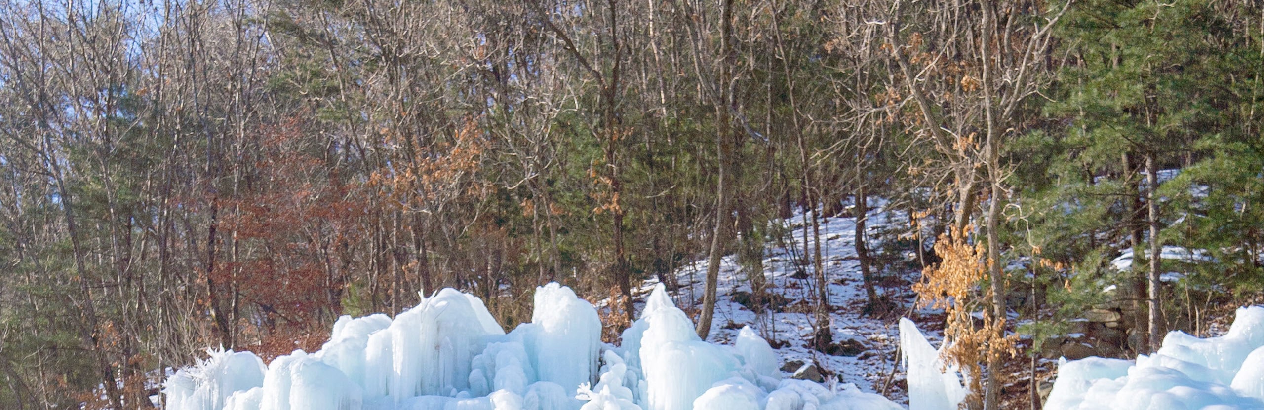 「魚飛冰谷 (Eobi Ice Valley)」是 Instagram 網紅的熱門打卡點，最適合捕捉壯麗的冰柱美照。