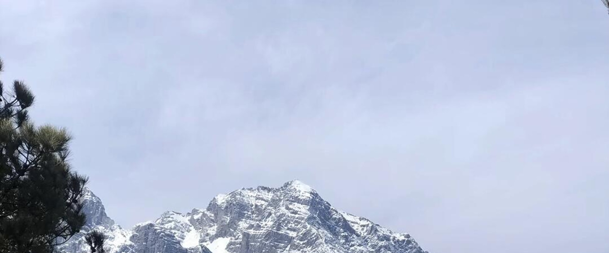 來玉龍雪山，看巍峨山巒與靜水相映，領略壯美風光