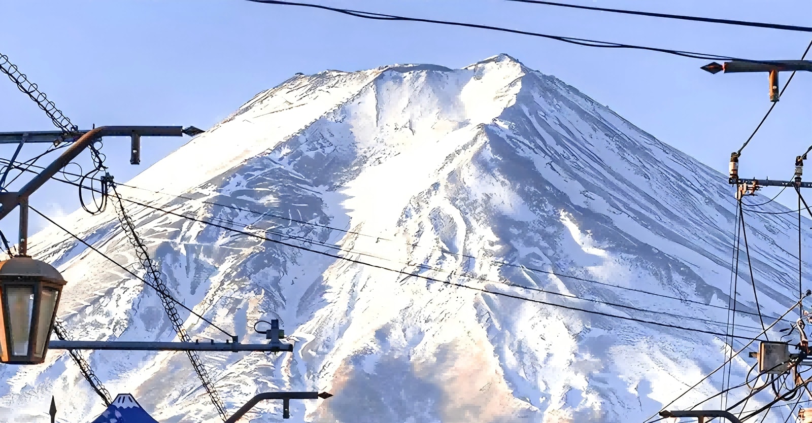 街道線條巧妙地將視線引向富士山巔，彷彿走進了一幀懷舊的日系電影畫面