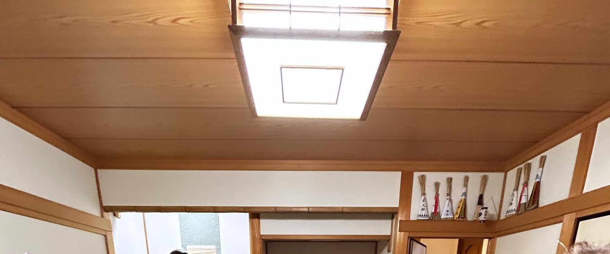 參與者正在學習以池坊流派插花，將當季花卉佈置成美麗作品。