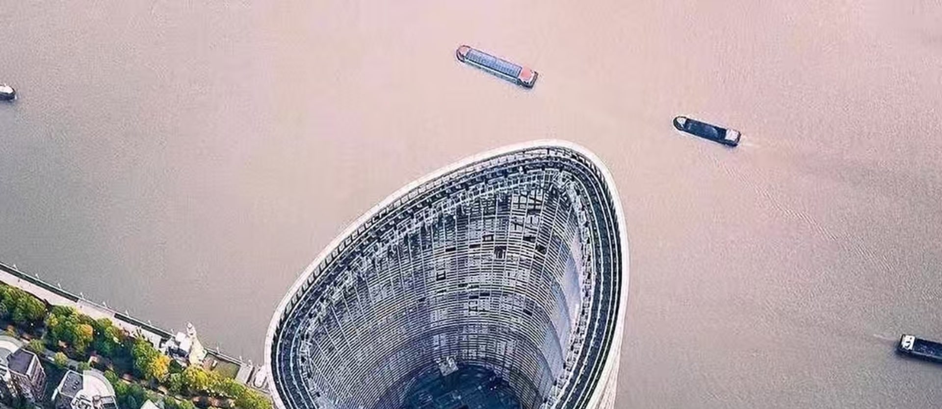 上海中心大廈夜景璀璨,其螺旋上升的外觀在燈光勾勒下如巨龍盤旋。位於 118 層的 “上海之巔” 觀光廳可 360° 俯瞰上海,外灘、東方明珠等盡收眼底 上海中心大廈夜景璀璨,其螺旋上升的外觀在燈光勾勒下如巨龍盤旋。位於 118 層的 “上海之巔” 觀光廳可 360° 俯瞰上海,外灘、東方明珠等盡收眼底