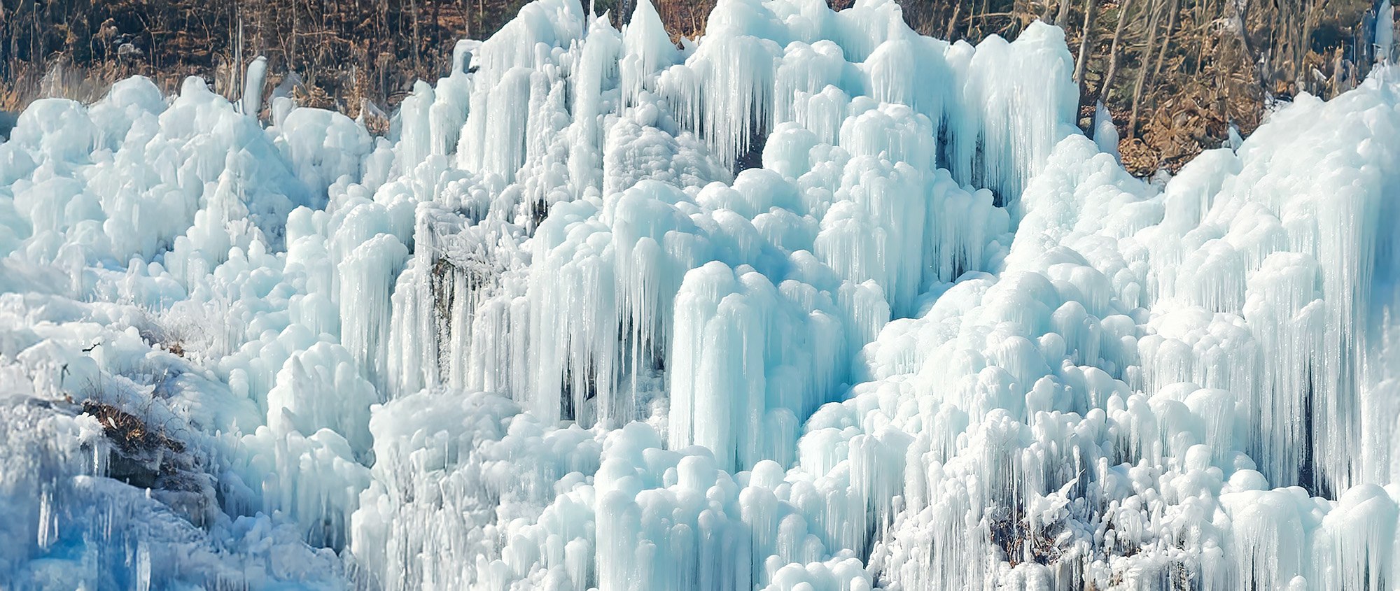 ❄️探索 Eobi Valley 的奇幻魅力，感受大自然鬼斧神工打造的壯麗冰牆。