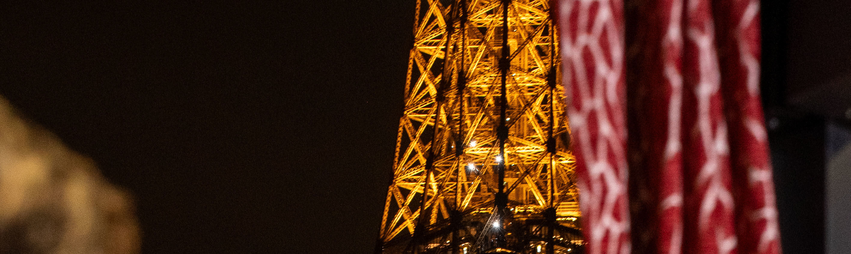 魔幻之夜：在星空下享用晚餐，以璀璨的艾菲爾鐵塔為浪漫背景。