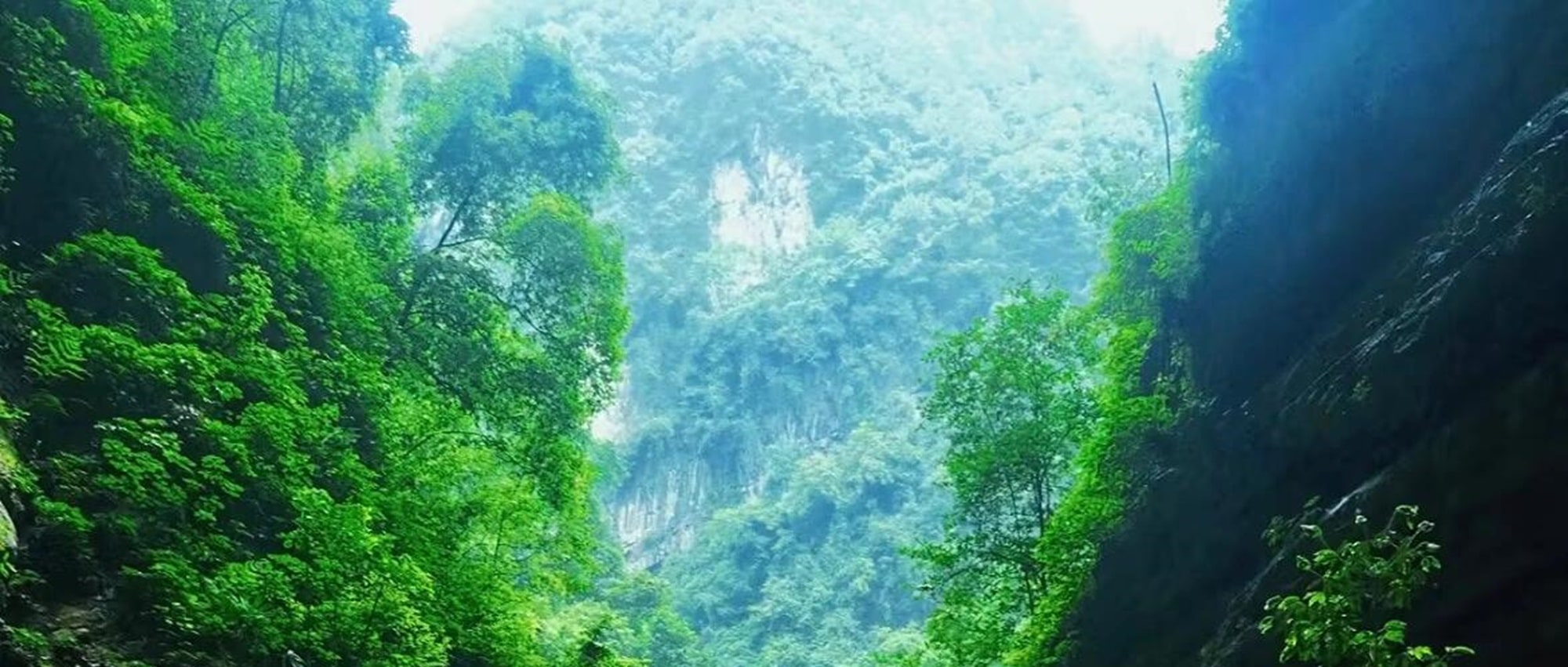 Go to Longshui Gorge, cross the narrow gap, listen to the whispers of the waterfall, and enjoy the scenery immersively