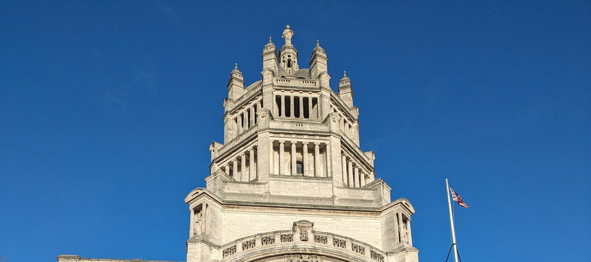 維多利亞和阿爾伯特博物館（Victoria and Albert Museum），通常簡稱為V&A，是世界著名的藝術、設計和創意殿堂。這座標誌性博物館位於倫敦市中心，館藏豐富而多元，時間跨度超過5,000年。