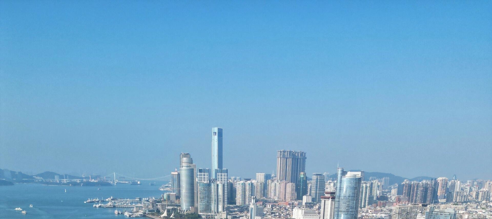 鼓浪嶼這座沒有機動車的小島，寧靜而美好，四季如春，漫步在鼓浪嶼的小巷中，彷彿穿越了時光隧道，每一塊石板路、每一棟老建築都訴說著過去的故事