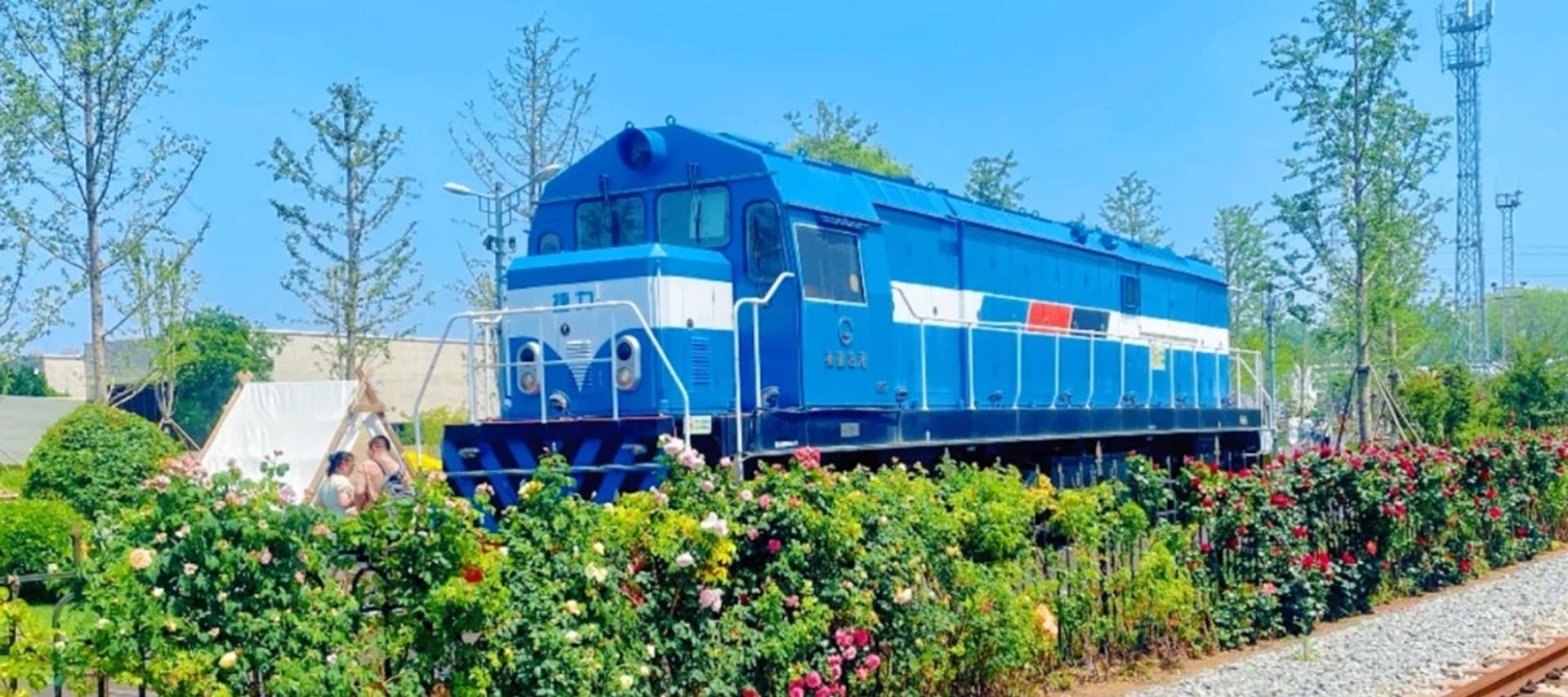 秦皇島西港花園,由百年貨運碼頭改造的藝術園區,以鐵軌花海、燈塔圖書館和“禪門”等景觀聞名,成為融合海港記憶與網紅美學的打卡聖地 秦皇島西港花園,由百年貨運碼頭改造的藝術園區,以鐵軌花海、燈塔圖書館和“禪門”等景觀聞名,成為融合海港記憶與網紅美學的打卡聖地