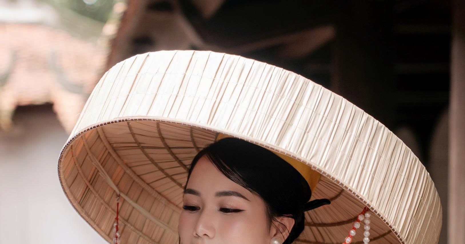 Royal Vietnamese Costume Rental & Professional Photoshoot in Hanoi - Thumbnail 2