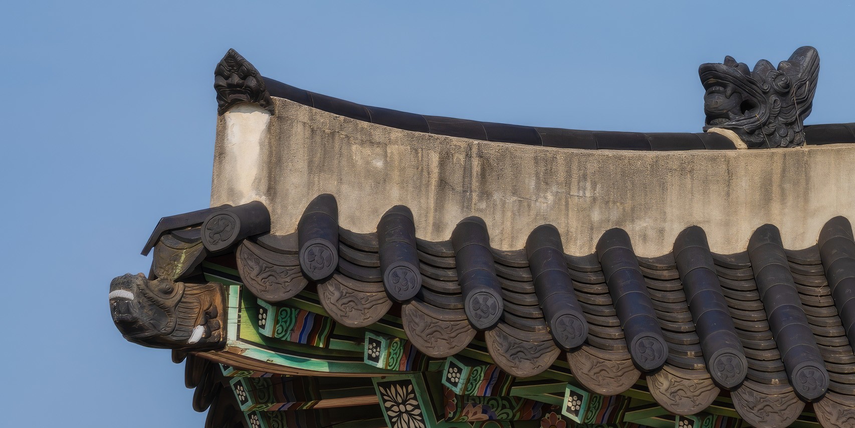 深入探索水原華城每個角落，在傳統韓屋背景下拍下難忘的紀念照。