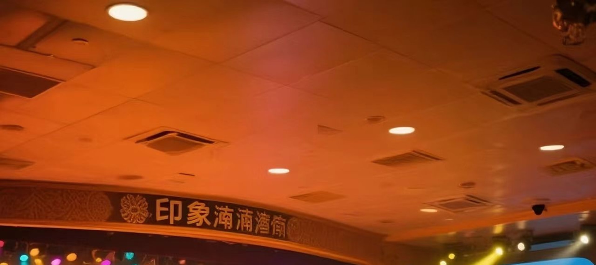 緬老泰柬四國傳統舞蹈(捕魚舞、南旺舞、長甲舞)、民間歌謠演唱,其中泰國 “紅頂藝人” 表演為知名,涵蓋歌舞秀與現場演唱 緬老泰柬四國傳統舞蹈(捕魚舞、南旺舞、長甲舞)、民間歌謠演唱,其中泰國 “紅頂藝人” 表演為知名,涵蓋歌舞秀與現場演唱