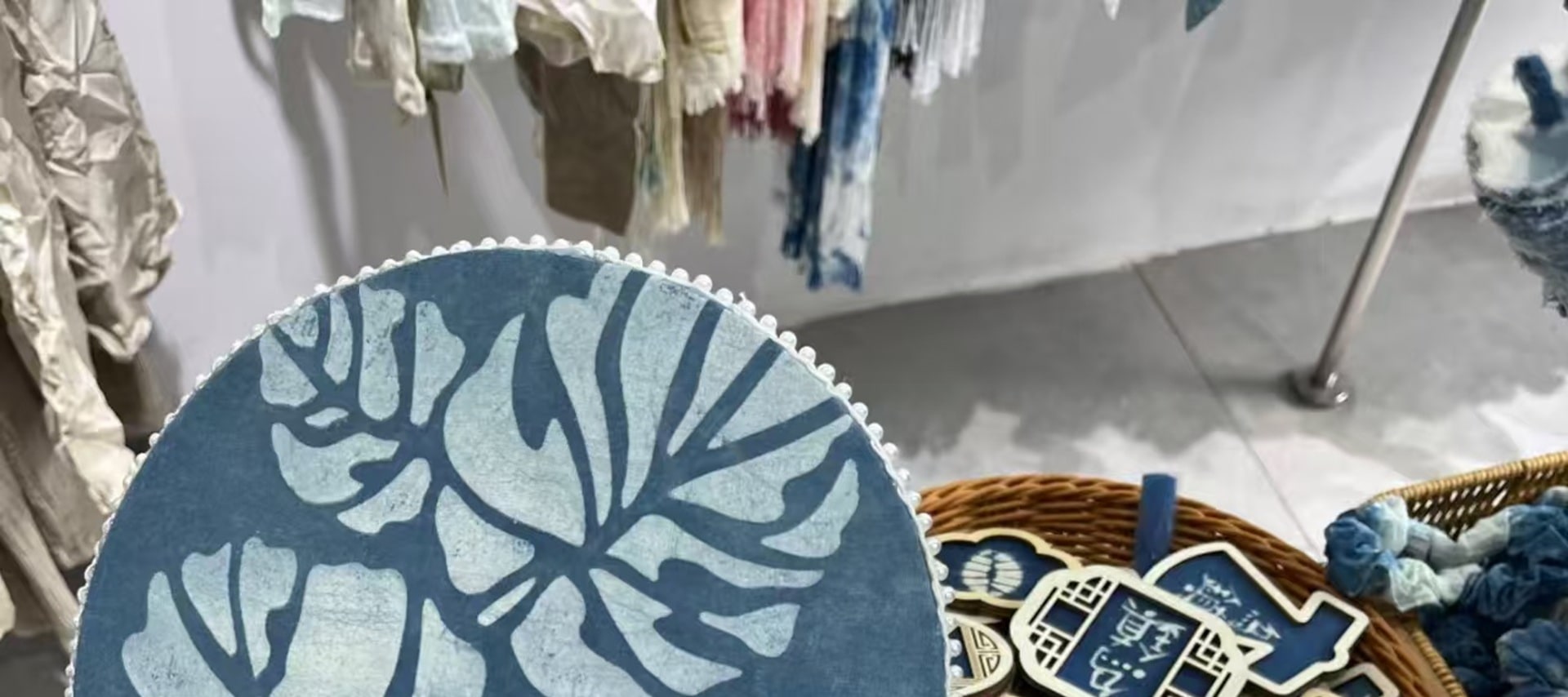 工坊的指導團隊由三代匠人組成，既有掌握核心技藝的資深傳承人，也有擅長現代設計的年輕導師，形成 “傳統技法 + 創意落地” 的雙指導模式