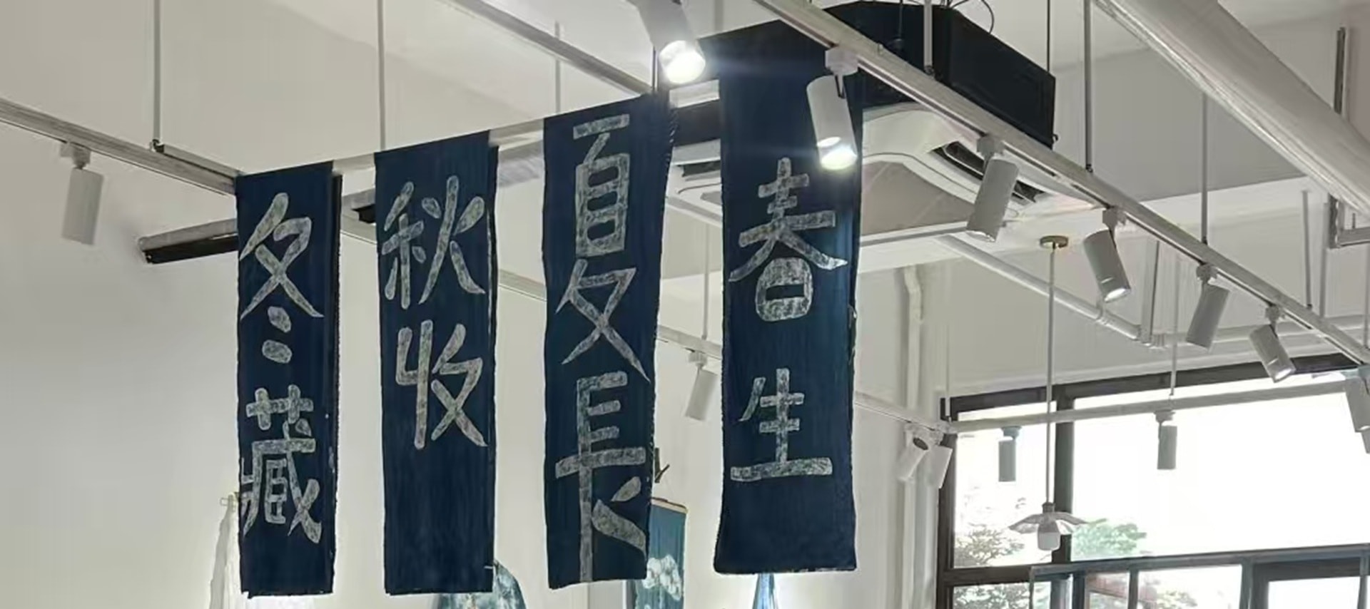 提供茶巾、圍巾、帆布包等基礎載體，可自選扎染手法與釉彩主題，比如為茶空間定製印有水鄉元素的茶巾，或為旅行紀念創作帶有名字縮寫的圍巾