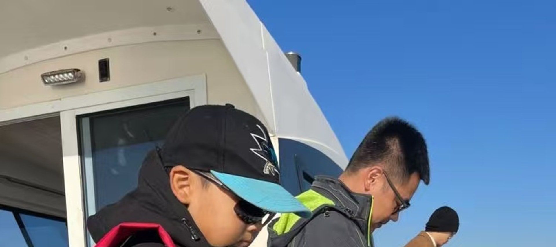 配備兒童專屬輕量化碳素魚竿,船長全程蹲式教學,從 “掛餌 — 拋竿 — 識魚訊 — 起魚” 拆解動作,確保 30 分鐘內掌握基礎技巧 配備兒童專屬輕量化碳素魚竿,船長全程蹲式教學,從 “掛餌 — 拋竿 — 識魚訊 — 起魚” 拆解動作,確保 30 分鐘內掌握基礎技巧