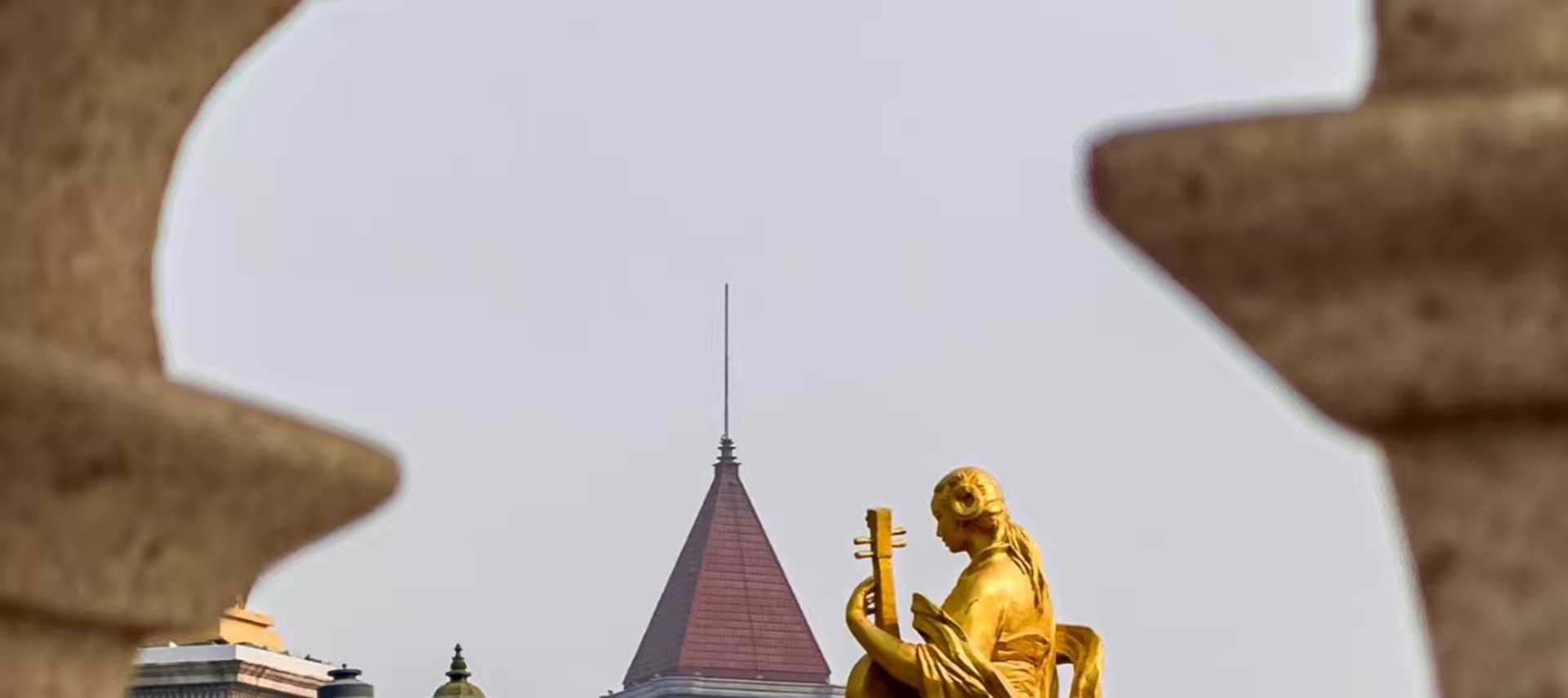 每當夜晚華燈初上,與海河夜景中璀璨的燈火相互映襯,尤其美麗 每當夜晚華燈初上,與海河夜景中璀璨的燈火相互映襯,尤其美麗