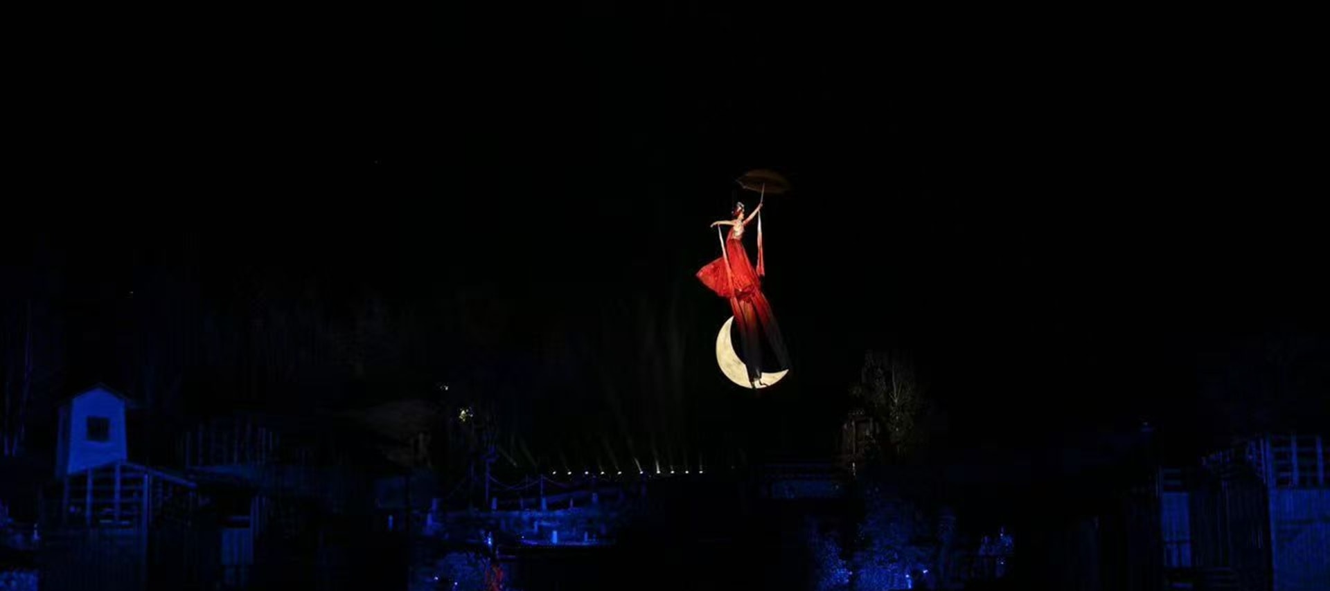 “水” 被賦予女性柔美的意象,與 “阿惹妞”(彝族少女)的形象深度綁定。通過織布、磨豆花、溪邊對歌等生活化場景,展現母性的光輝與生命的孕育,清澈的流水聲與輕柔的民歌交織,詮釋 “水是民族血脈” 的文化理念 “水” 被賦予女性柔美的意象,與 “阿惹妞”(彝族少女)的形象深度綁定。通過織布、磨豆花、溪邊對歌等生活化場景,展現母性的光輝與生命的孕育,清澈的流水聲與輕柔的民歌交織,詮釋 “水是民族血脈” 的文化理念