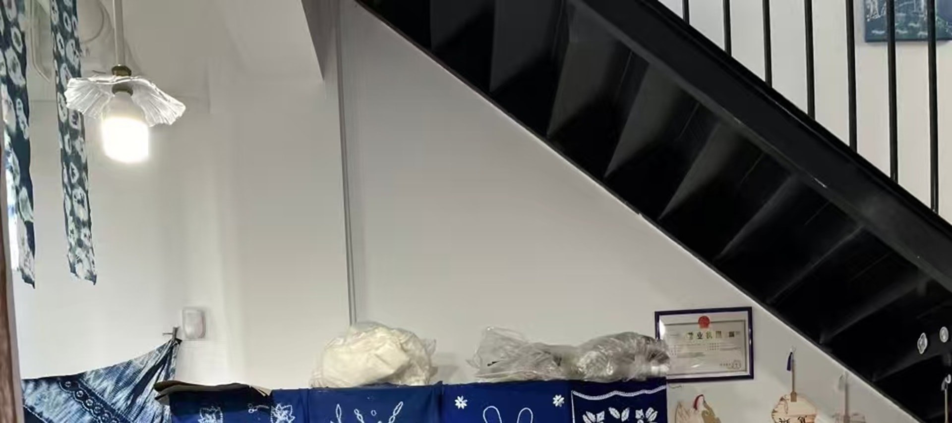 工坊的靛藍色與烏鎮的水鄉色調天然契合，當遊客帶著扎染作品離開，便帶走了 “可觸摸的江南記憶”，讓烏鎮的文化名片更加鮮活立體