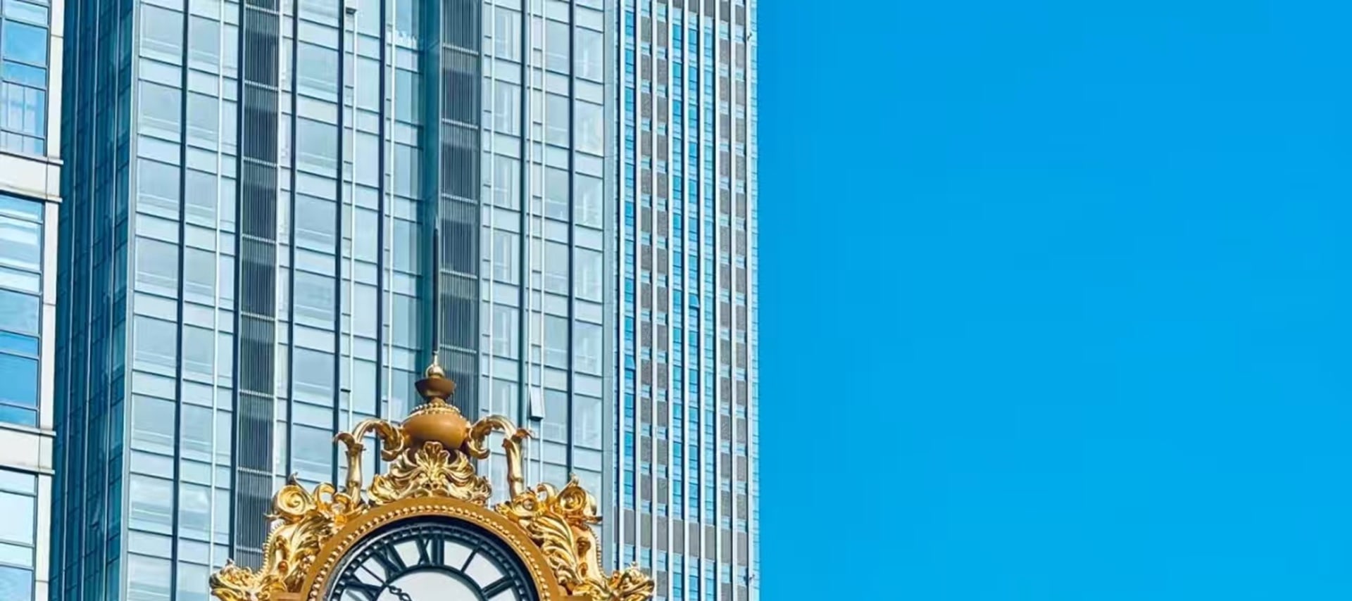 這裡曾經是英界,在民國時期,清朝遺老、北洋政府裡很多官員名流都曾在這裡寓居,一棟棟優美典雅的洋房彷彿在訴說著津門曾經的風雲故事 這裡曾經是英界,在民國時期,清朝遺老、北洋政府裡很多官員名流都曾在這裡寓居,一棟棟優美典雅的洋房彷彿在訴說著津門曾經的風雲故事