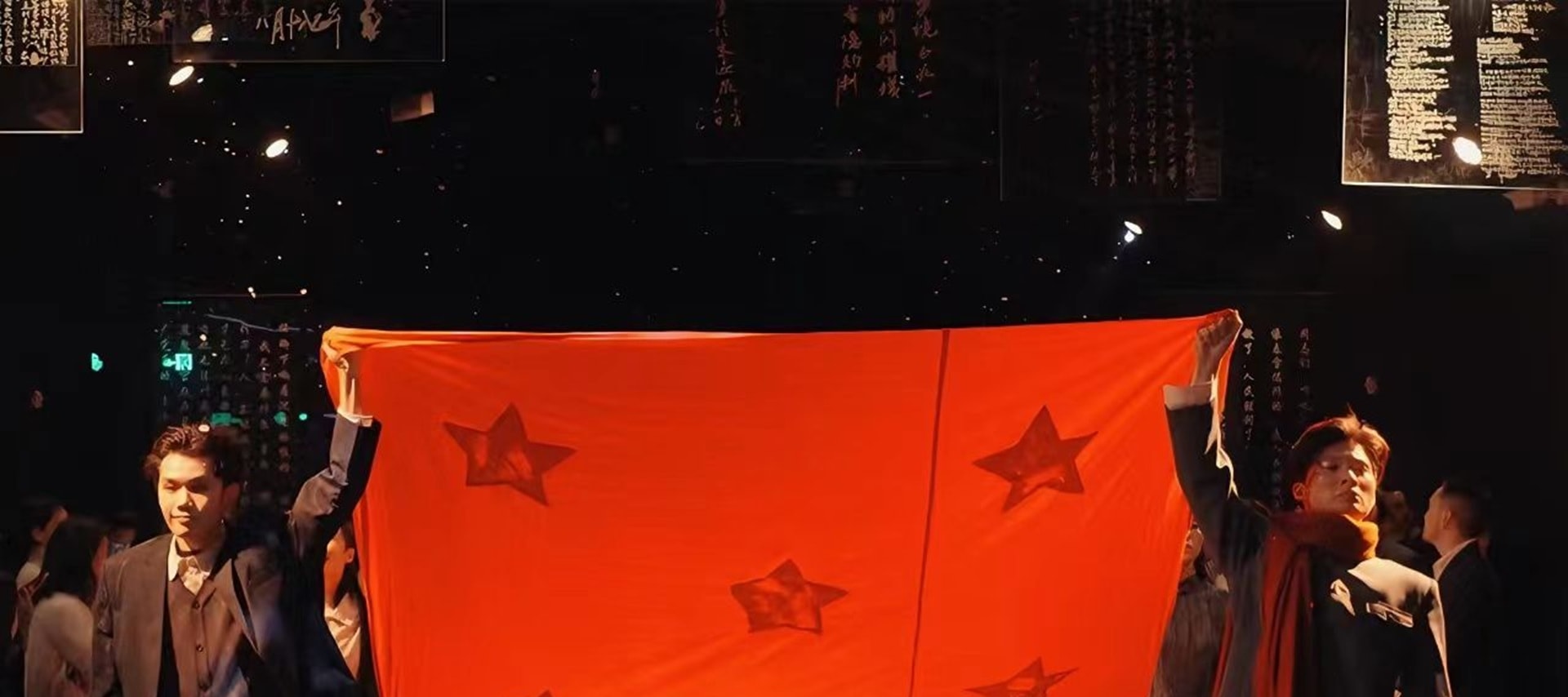 細膩婉轉的音樂，一封封感人肺腑的英烈家書，緩緩地展現在我們的面前，字裡行間，真真切切，令人淚花奪眶
