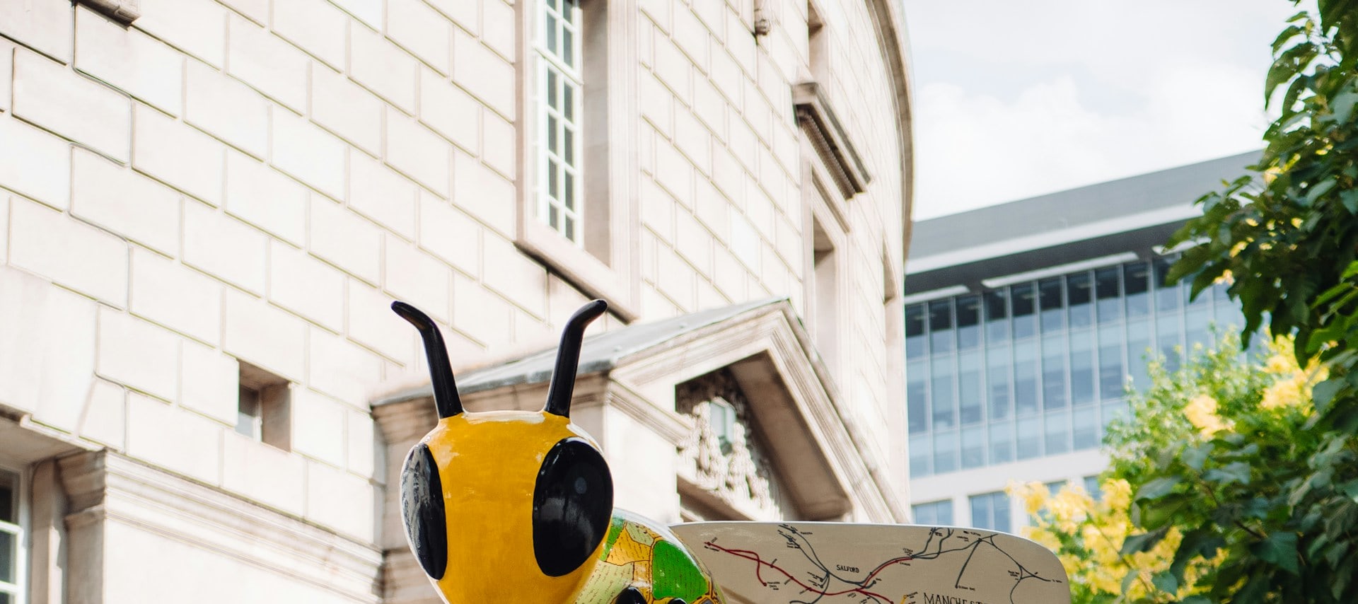 蜜蜂是曼徹斯特的城市象徵,代表勤奮與團結精神,在曼城處處可見到帶有蜜蜂標誌的設計。 蜜蜂是曼徹斯特的城市象徵,代表勤奮與團結精神,在曼城處處可見到帶有蜜蜂標誌的設計。