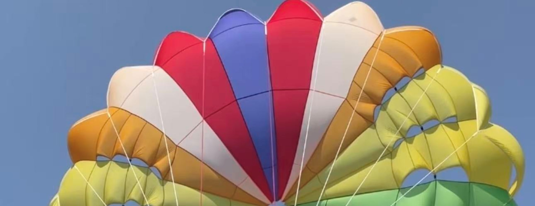 As the parasail takes you away from the sea, worries seem to be left behind. The sea is as blue as clear glass, the fishing boats are as small as building blocks, the wind passes through your armpits, and your breathing becomes light.