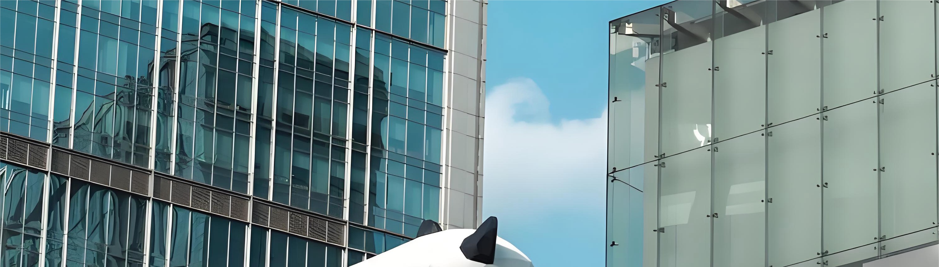 這裡是成都時尚潮流的先鋒地，匯聚海量國際大牌與個性潮流小店，特色美食的香氣瀰漫街巷，IFS的爬牆熊貓雕塑更是以萌態成為城市網紅打卡標誌，引領都市潮流風尚。