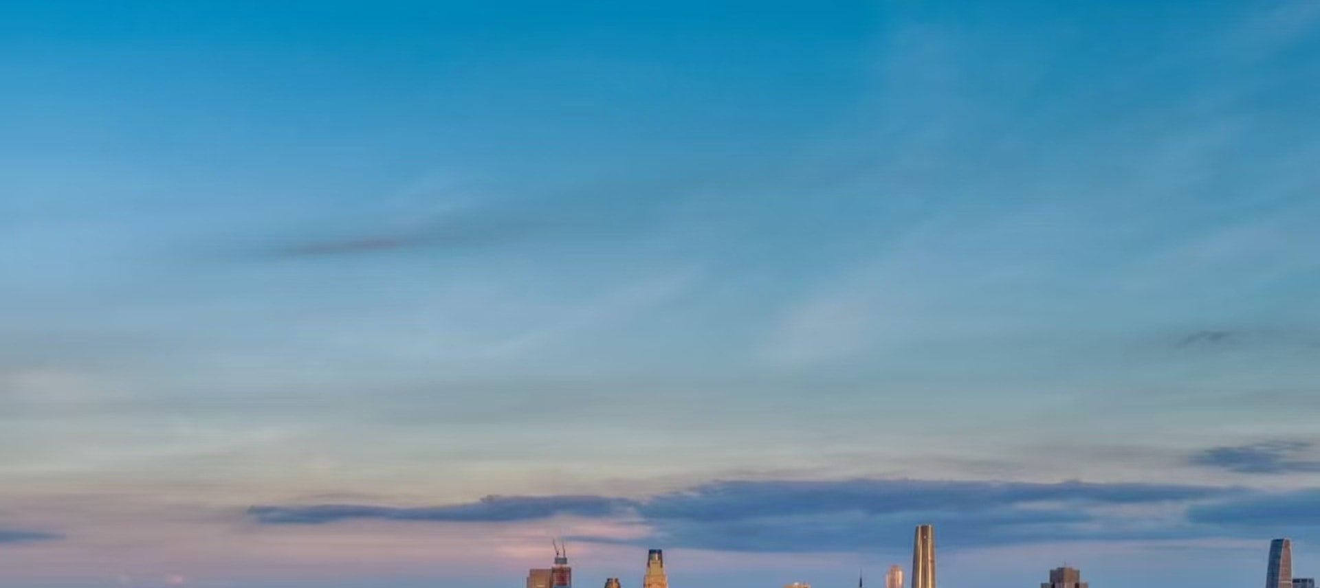 摩天輪的塔架採用箱型截面,塔腿與塔柱成 120 度夾角,輪箍採用三角形斷面鋼管桁架式結構 摩天輪的塔架採用箱型截面,塔腿與塔柱成 120 度夾角,輪箍採用三角形斷面鋼管桁架式結構