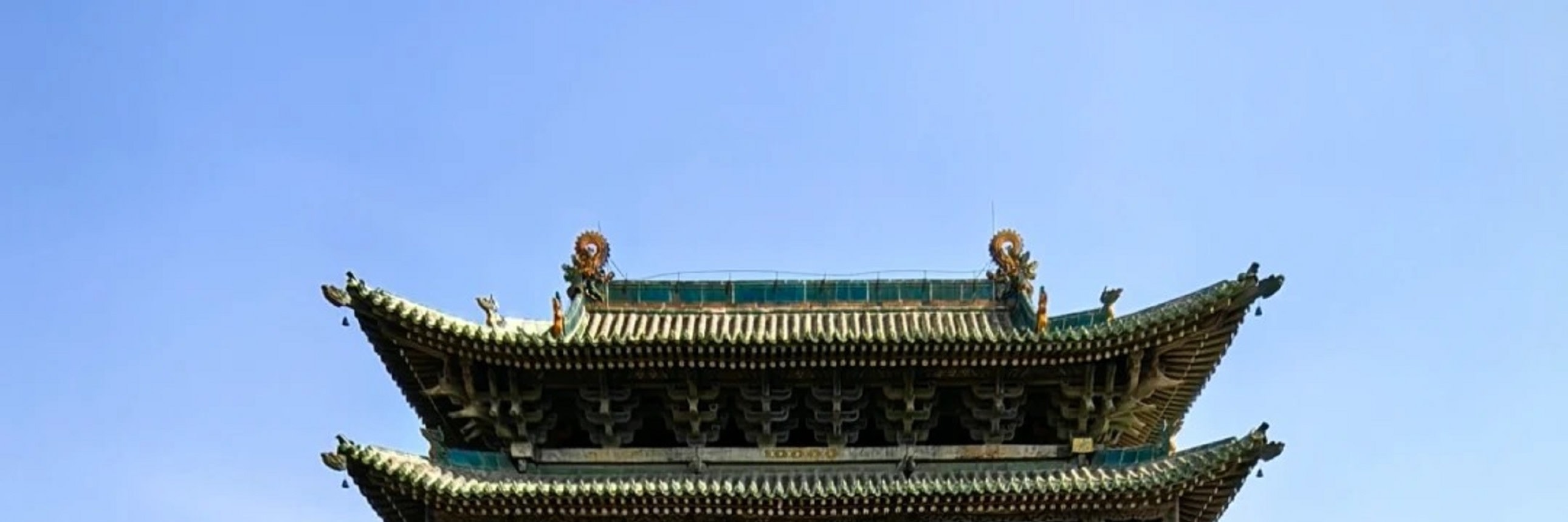 平遙古城城樓雄姿盡顯，青磚灰瓦搭配層疊飛簷，古城牆厚重古樸，盡顯晉地歷史底蘊，是極具代表性的文化地標風貌