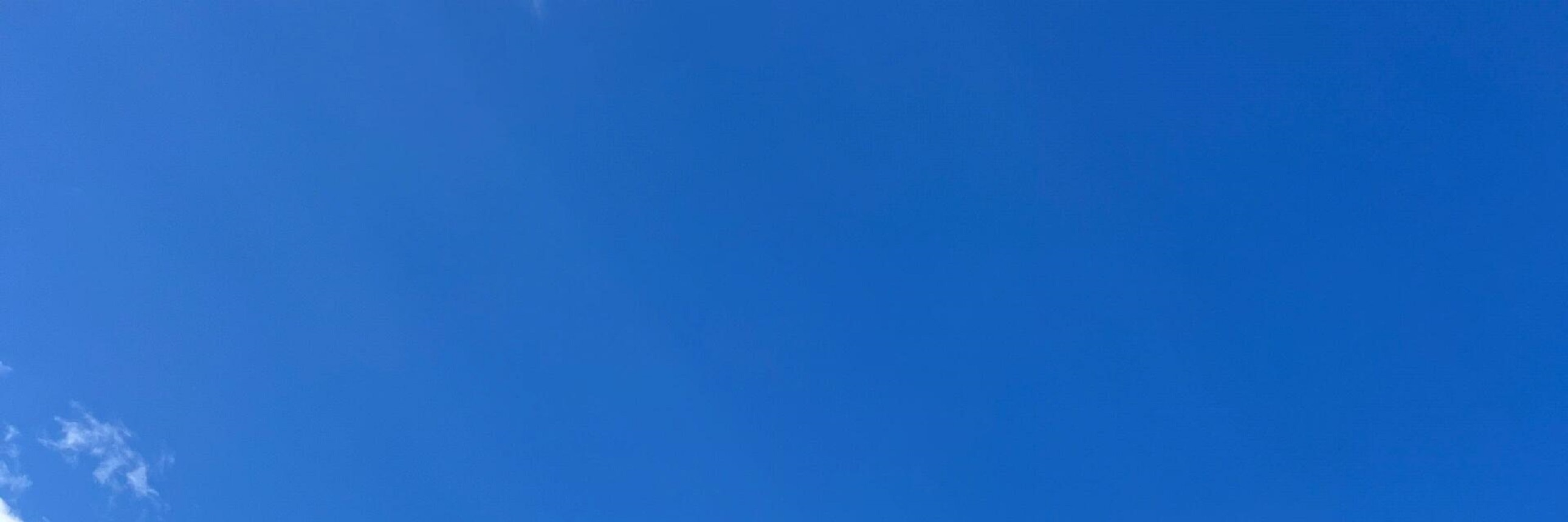 直升機飛越層疊遠山，藍天為幕，青山為底，飛行軌跡劃破天際，畫面開闊又詩意，盡顯千島湖上空的自由與靈動之美