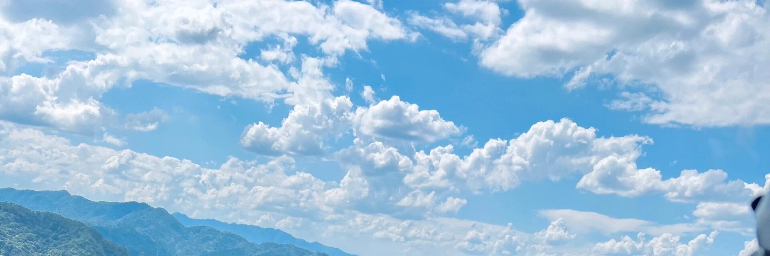 駕駛艙內，指尖輕指窗外千島湖山，澄澈湖水環繞青山，高空視角下的山水肌理清晰可見，沉浸式解鎖高空視野的治癒與震撼