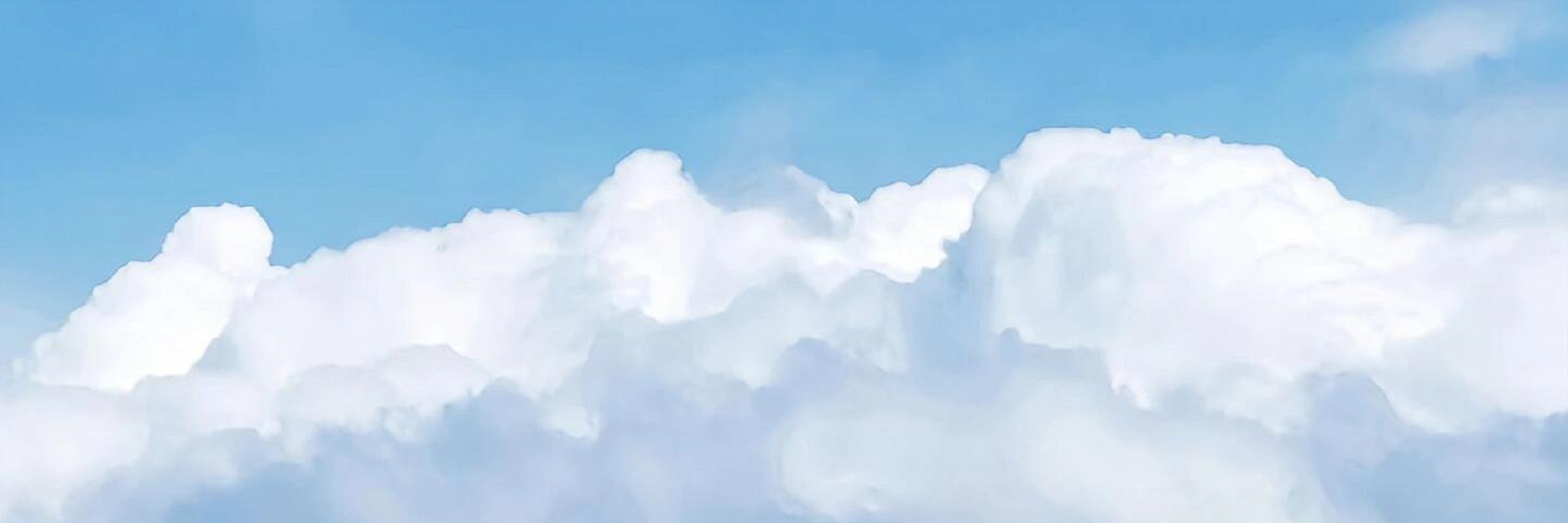 賽里木湖的藍湖與雪山相映成趣，淺灘小屋點綴其間