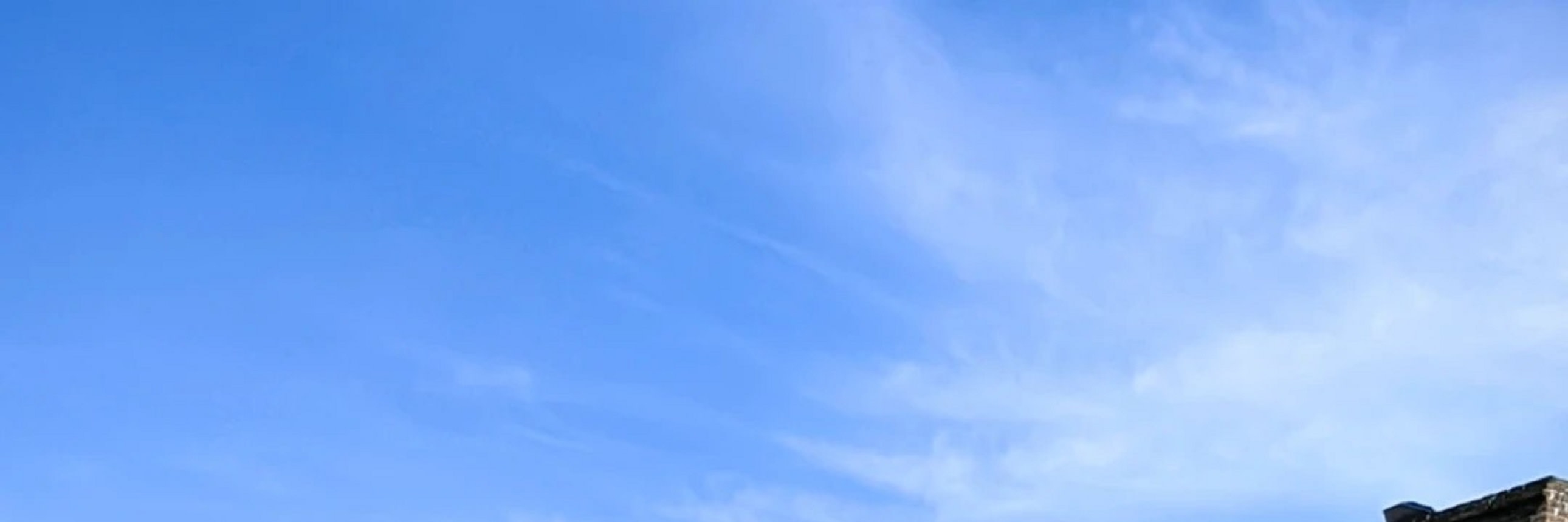 平遙古城牆巍然矗立，青灰磚石飽經歲月風霜，藍天映襯下更顯雄渾壯闊，盡顯千年古城的厚重底蘊與歷史滄桑，是晉地文化的鮮活見證