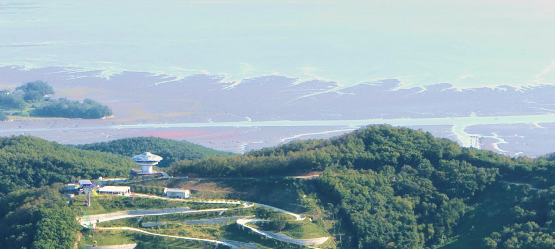 「江華島 (Ganghwa Island) 擁有如畫般的風景，這個滑車跑道蜿蜒穿梭於美景之中，樂趣無窮。
