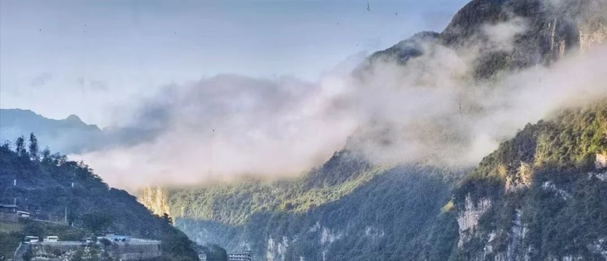 重慶武隆5天4晚高端半自由行精緻2-8人團（重慶+武隆天生三橋+仙女山+烏江+苗族古鎮+李子壩輕軌+洪崖洞+星級酒店）