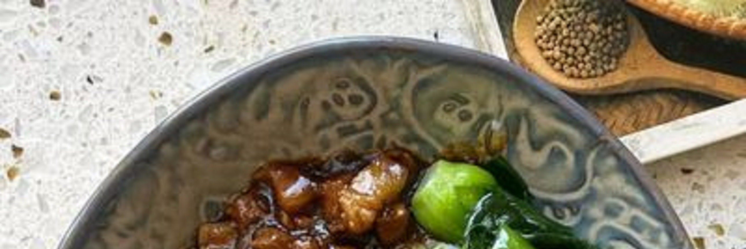 一碗滷肉飯，配溏心蛋、青菜與胡蘿蔔，色澤誘人，家常美味
