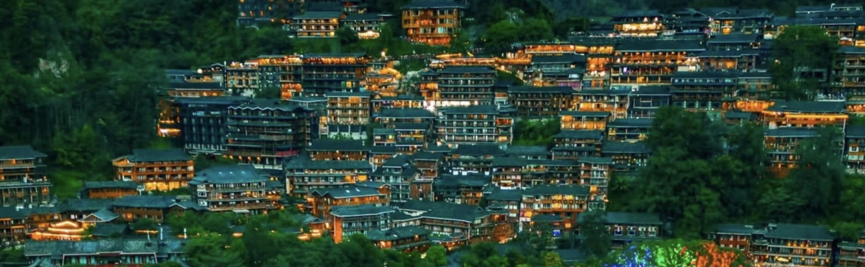 西江千戶苗寨：夜幕降臨，一定要登上觀景臺俯瞰【苗寨夜景】。青瓦楓木的苗家吊腳樓上，一盞盞燈火相繼點亮。或暖黃、或清亮的燈光從苗寨裡透出來，沿著30至70度的山坡鋪灑開，從遠處眺望，燈火闌珊、流光溢彩，山、樓、橋、水交相輝映。