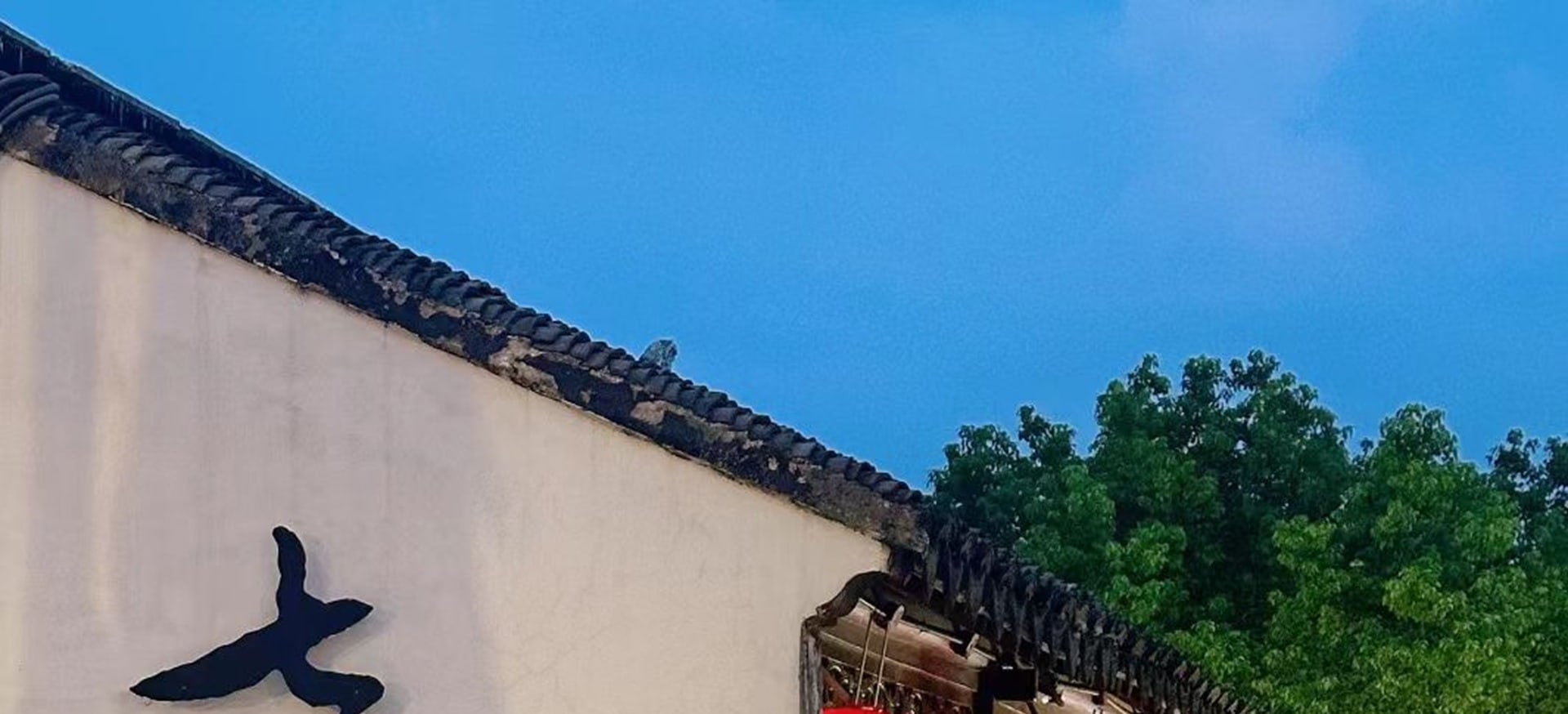 山塘街位於古城蘇州的西北部,東連"紅塵中一二等富貴風流之地"閶門,西接"吳中第一名勝"虎丘。自古山塘街有"姑蘇第一名街"之稱 山塘街位於古城蘇州的西北部,東連"紅塵中一二等富貴風流之地"閶門,西接"吳中第一名勝"虎丘。自古山塘街有"姑蘇第一名街"之稱