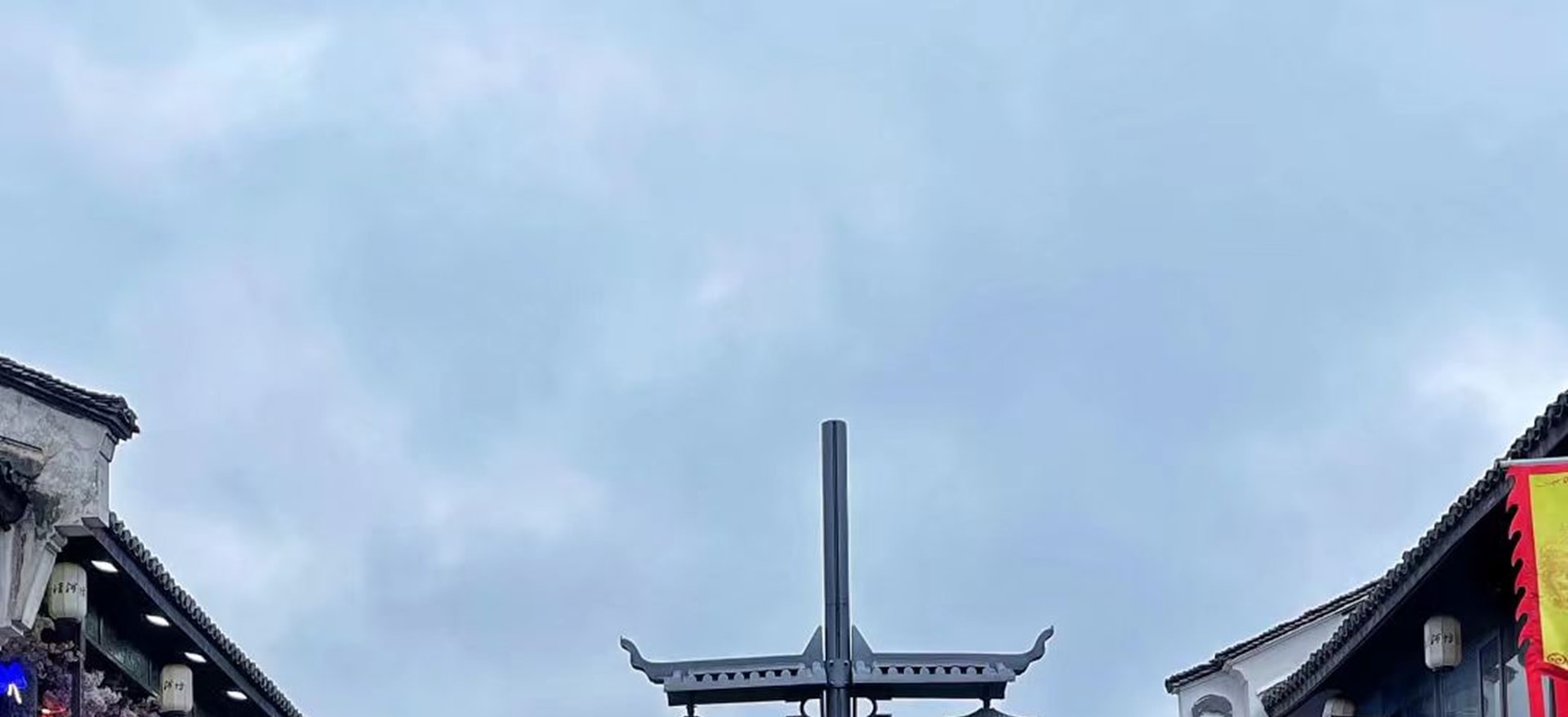 這裡曾是南宋王朝時的“皇城根兒”更是南宋的文化中心和經貿中心。洋溢著濃郁的漢文化氣息,現在經過改造又開張了很多新的商鋪。雖然這種修舊如舊的方式因為沒有時間積累的文化底蘊而顯得生硬和單薄,但那些老字號老房子還有保留,值得一訪 這裡曾是南宋王朝時的“皇城根兒”更是南宋的文化中心和經貿中心。洋溢著濃郁的漢文化氣息,現在經過改造又開張了很多新的商鋪。雖然這種修舊如舊的方式因為沒有時間積累的文化底蘊而顯得生硬和單薄,但那些老字號老房子還有保留,值得一訪