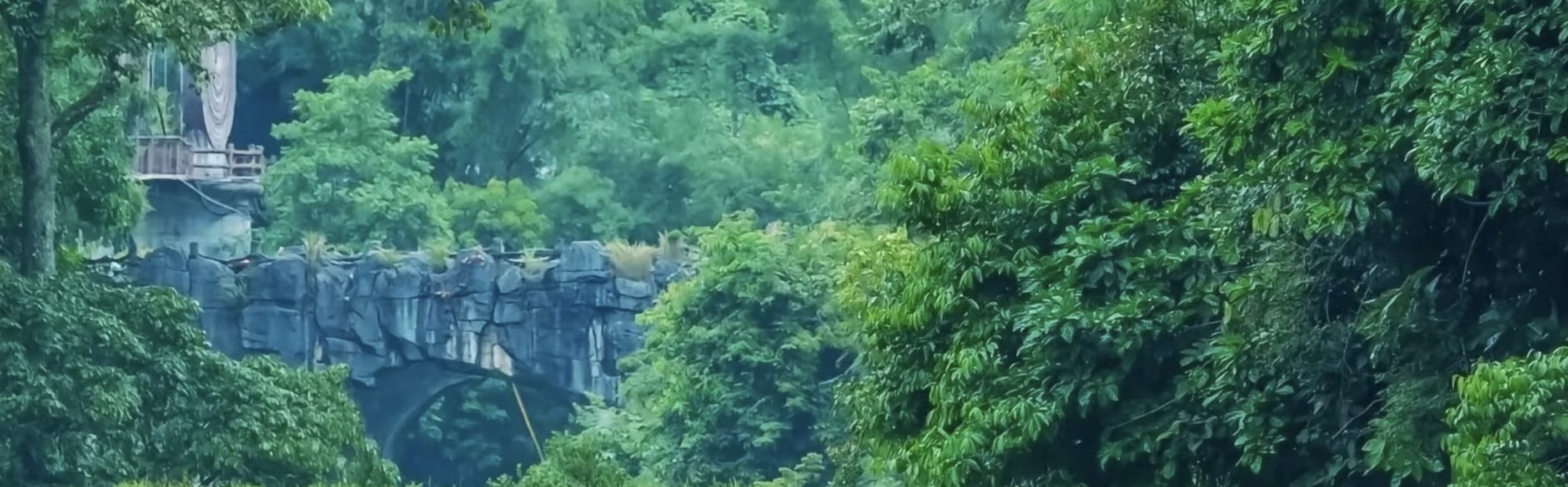 小七孔景區：“地球腰帶上的綠寶石”——【小七孔景區】。它位於貴州黔南自治州荔波縣西南部，景區北首有一座小七孔古橋，景區由此得名。景區融山、水、林、洞、湖泊和瀑布為一體，秀美幽靜，還有濃郁的土家族和瑤族風情。我們【漫步小七孔古石橋】、賞【臥龍潭】“小九寨”美景、穿越【穿越水上森林】。
若您需要景區VIP包車，下單後可聯繫客服