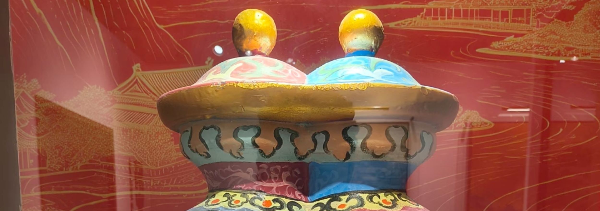 巧克力仿彩繪瓷瓶，雙色花紋精緻，傳統器型裹滿甜香