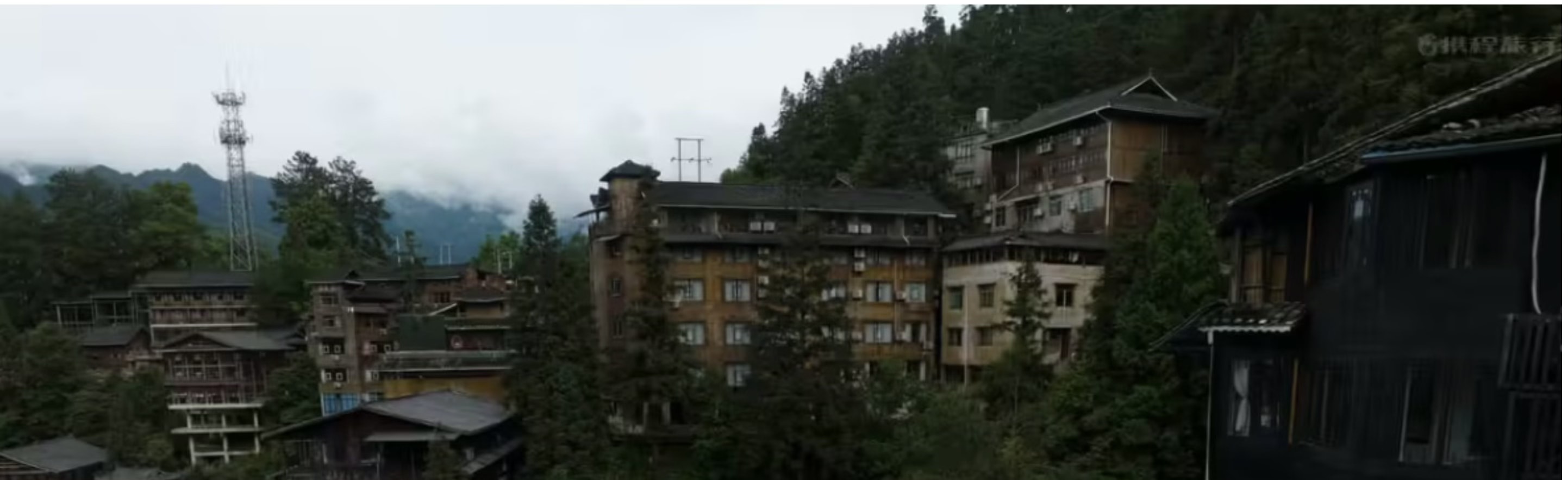 營造在地自然逸趣度假所有房間均可俯瞰苗寨無限風光。苗寨的Live House重生酒吧,飲茶、旅拍、觀景各式別緻體驗打造避世桃源,在逃離喧囂享受迴歸山野逸趣。