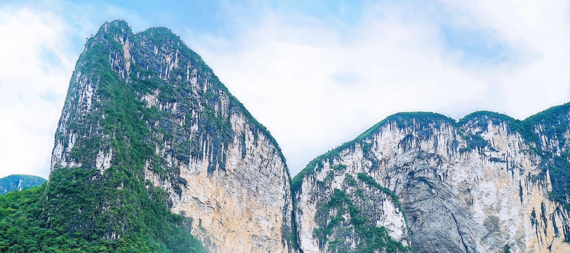 恩施大清江，青山巍峨，飛瀑流銀。碧水蜿蜒於畫境，攬儘自然的綺麗與磅礴
