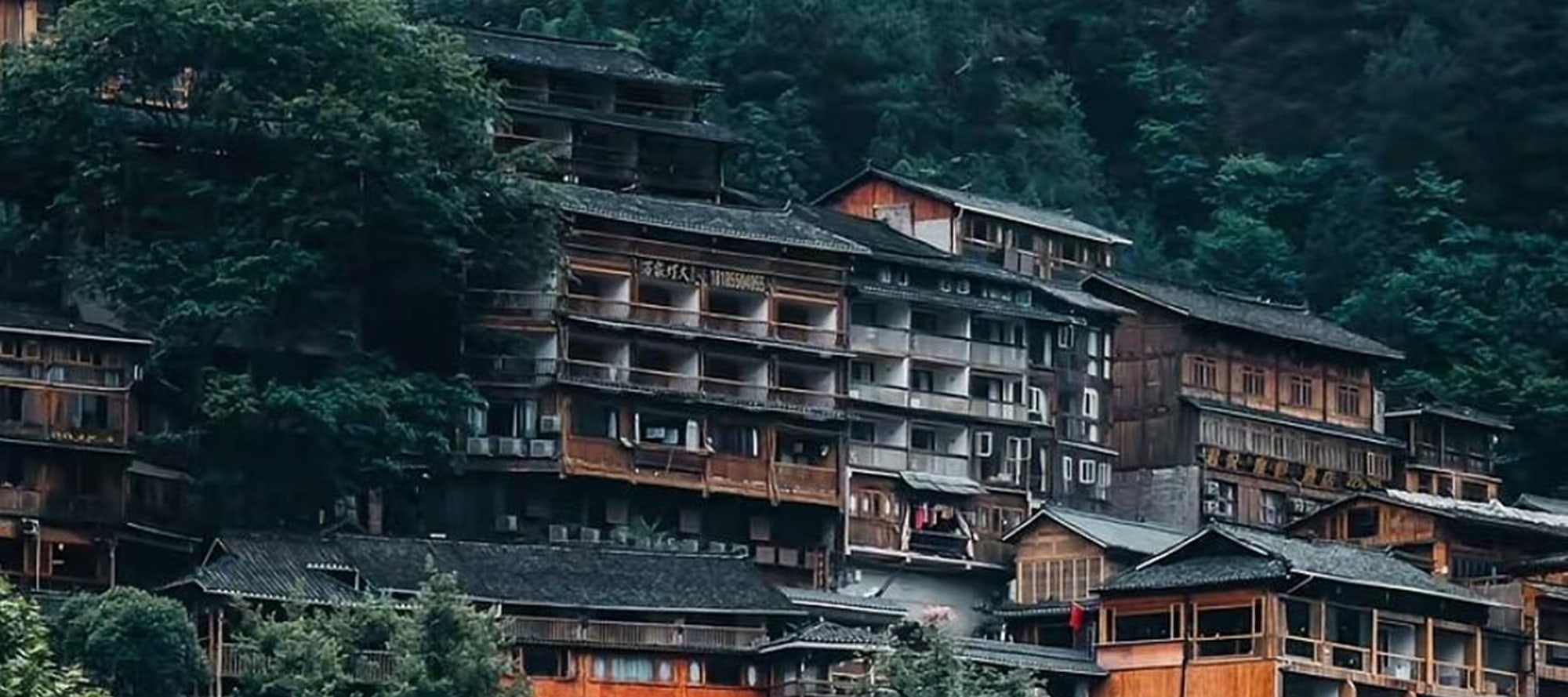 青山環抱間,西江千戶苗寨吊腳樓錯落有致,風雨橋靜臥碧波,一幅古韻悠然的山水苗鄉畫卷 青山環抱間,西江千戶苗寨吊腳樓錯落有致,風雨橋靜臥碧波,一幅古韻悠然的山水苗鄉畫卷