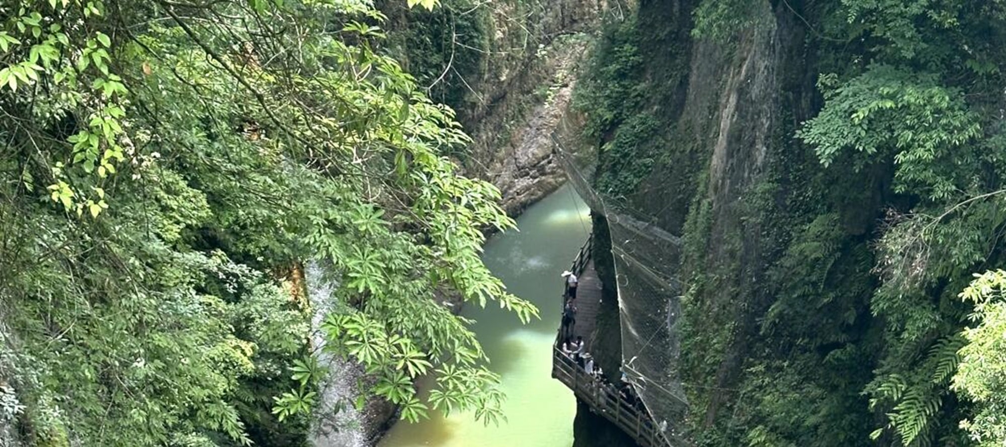 雲龍地縫，翠谷藏幽，碧水潺潺，飛瀑濺玉。漫步棧道，仿若走進綠野仙蹤之境