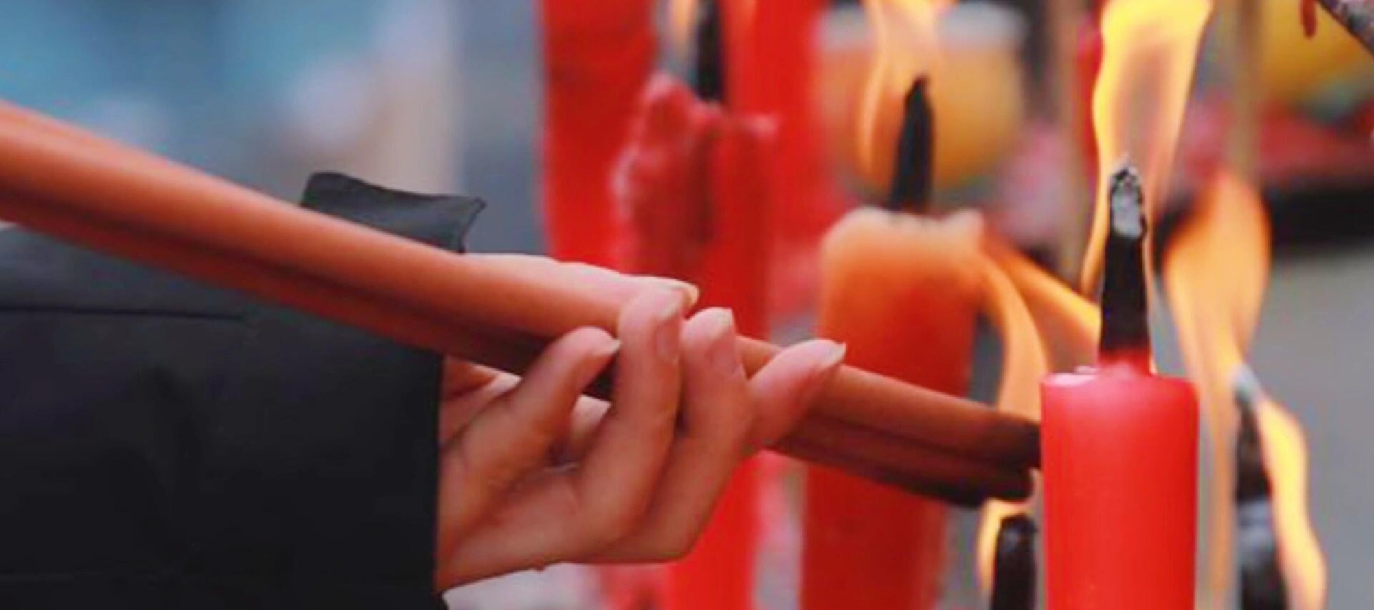 Step into the holy land of Emei, burn incense and kowtow in the ancient temple, wishing Buddha to bless you with peace, all your wishes will be answered, and blessings will last forever