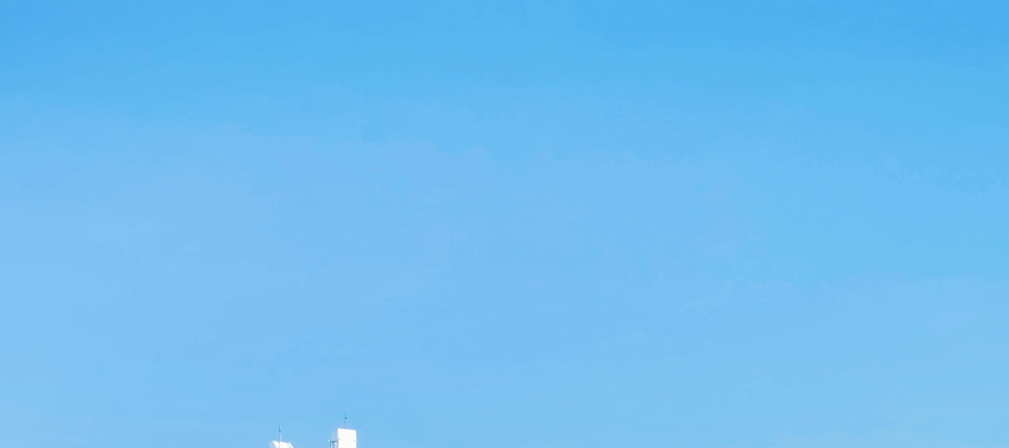 漢口江灘，白沙碧水間，大橋橫跨如虹。遊人漫步嬉戲，繪就江城閒適生活畫卷