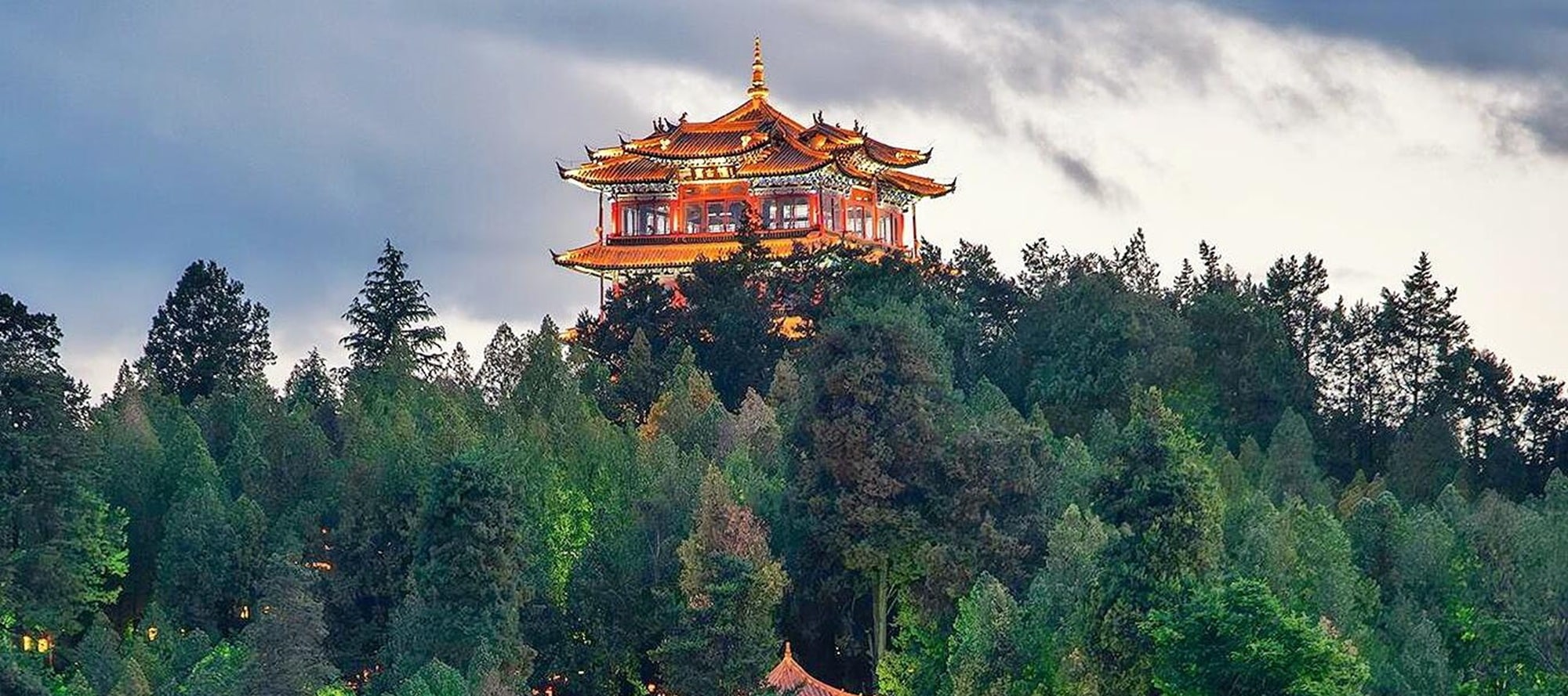 麗江古城夜，燈火漫簷角，樓閣隱翠山，藏千年浪漫