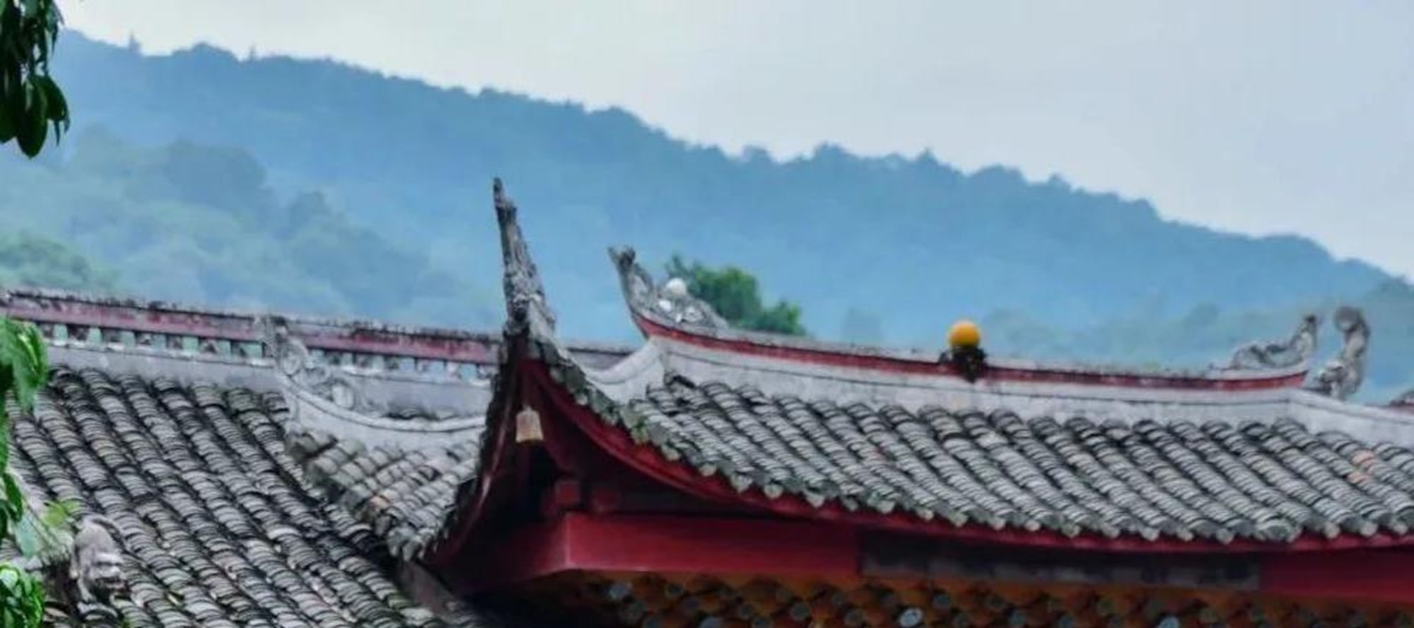 The following is the 40-character slogan of Baoguo Temple:

"Baoguo Temple at the foot of Mount Emei, with a plaque inscribed by Emperor Kangxi. The temple is magnificent and full of Zen, and the sound of Buddha brings peace"