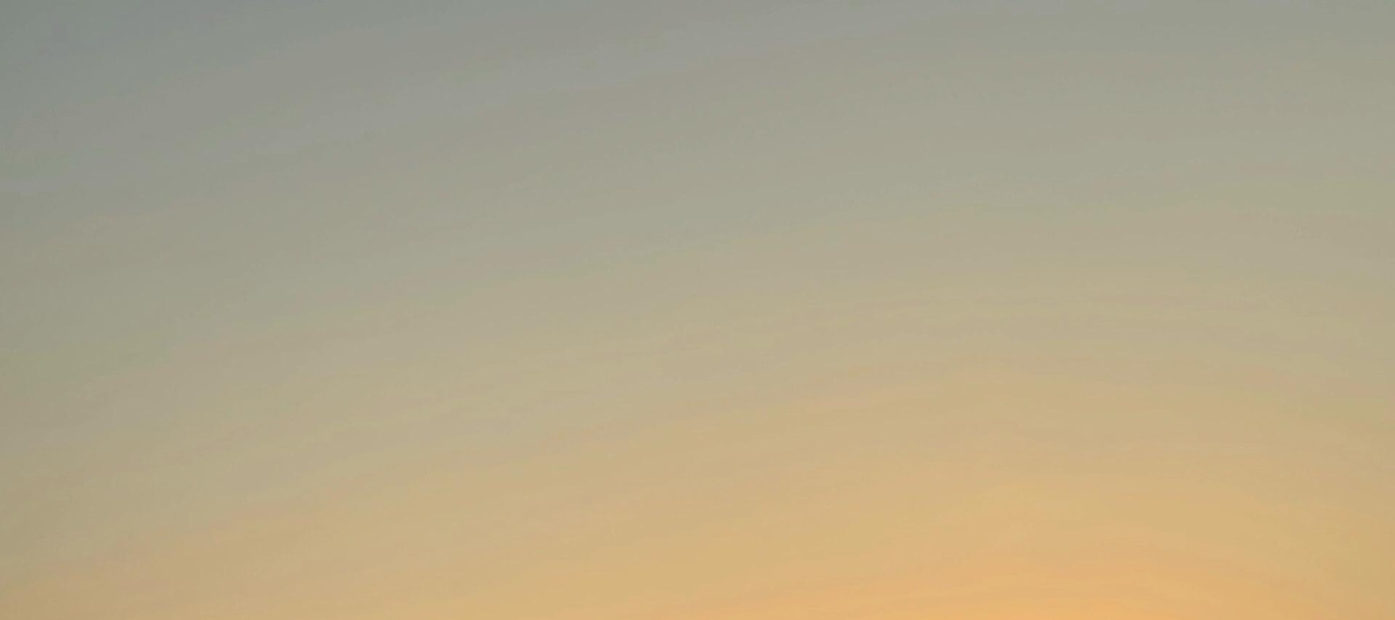The sunset shines on the river, the cruise ship passes the bridge, and the romance of the orange sea is waiting for you to encounter