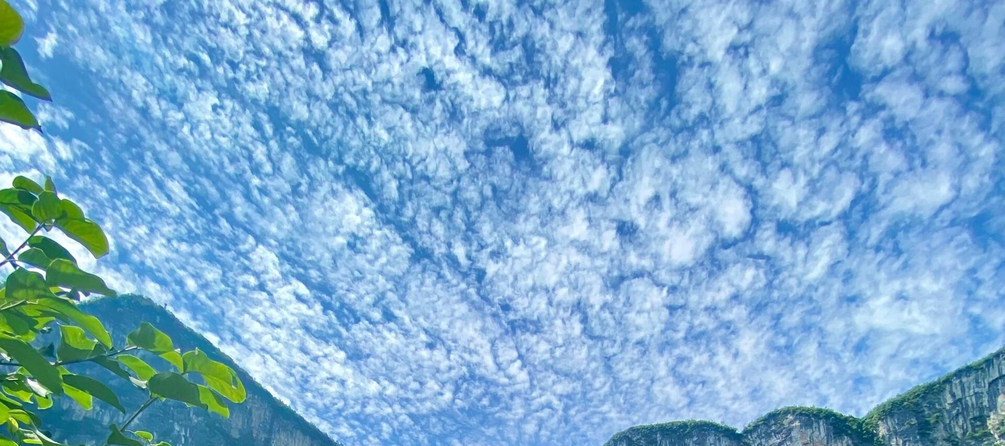 318 國道旁，青山巍峨入雲。“此生必駕” 標識醒目，邂逅清江大峽谷蝶巖的壯美風光